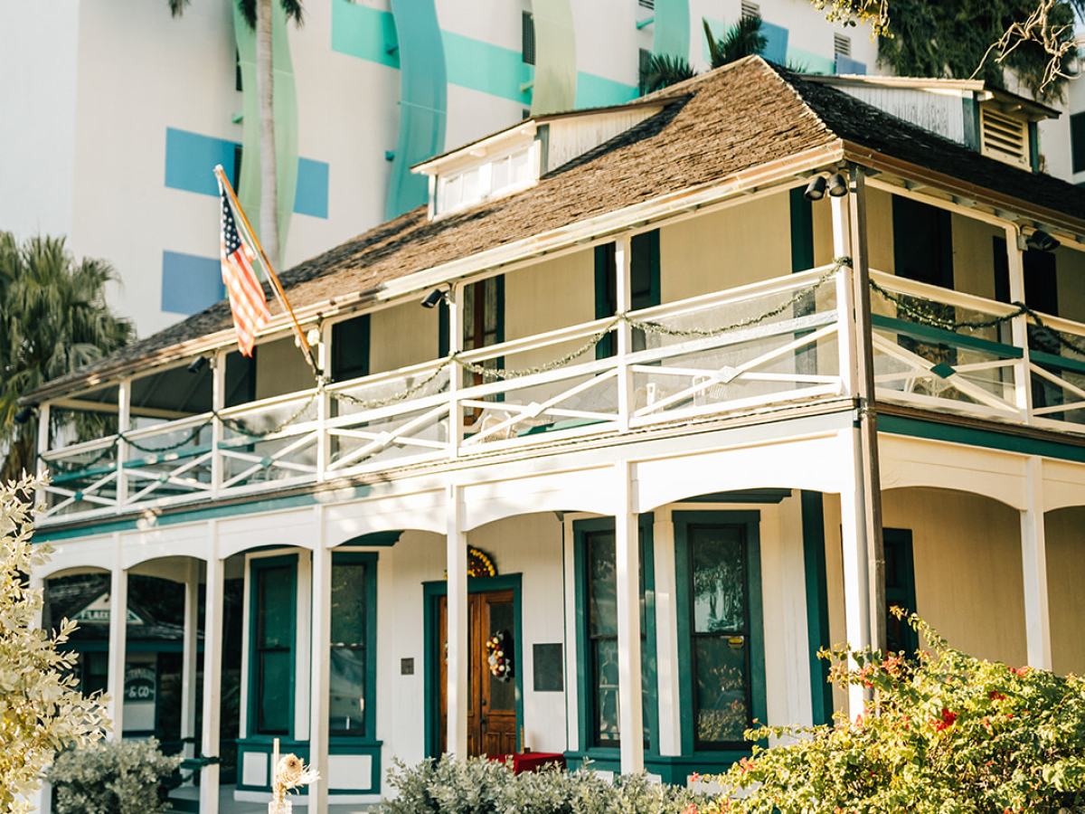 a palm tree in front of a building